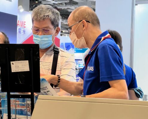 經理用心介紹行業使用氮氣機情況