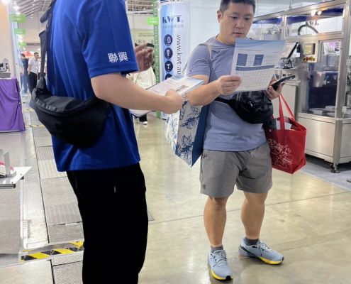 客戶靠攤，技術部同仁熱心解說